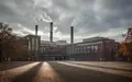 Das Volkswagen-Werk in Wolfsburg unter einem bewölkten Himmel mit Industriegebäuden und Schornsteinen. - Foto: über boerse-global.de