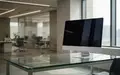 Ein leerer, moderner Büroarbeitsplatz mit einem ausgeschalteten Monitor vor einem Fenster. - Foto: über boerse-global.de