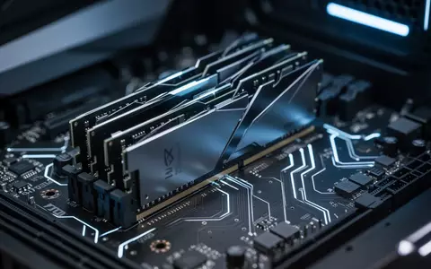Nahaufnahme von Arbeitsspeicher-Modulen und Computer-Hardware in einem modernen Rechnergehäuse. - Foto: über boerse-global.de