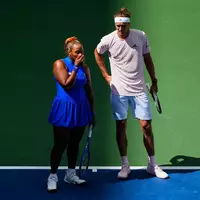 Alexander Zverev (r) ist im Mixed-Wettbewerb der US Open früh ausgeschieden. - Foto: Yuki Iwamura/AP/dpa