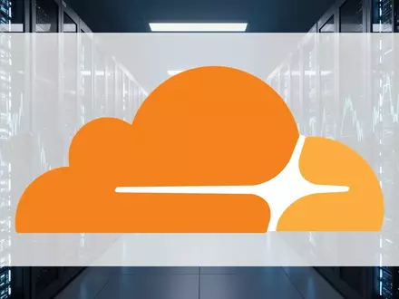 Moderne Serverräume in einem Rechenzentrum mit blauer Beleuchtung als Symbol für Cloud-Infrastruktur. - Foto: über boerse-global.de