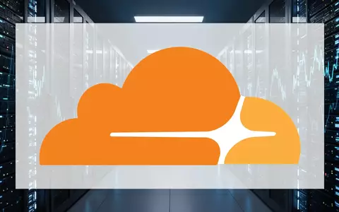 Moderne Serverräume in einem Rechenzentrum mit blauer Beleuchtung als Symbol für Cloud-Infrastruktur. - Foto: über boerse-global.de