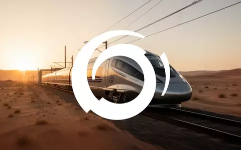 Moderner Hochgeschwindigkeitszug in einer sonnendurchfluteten Wüstenlandschaft bei Dämmerung. - Foto: über boerse-global.de