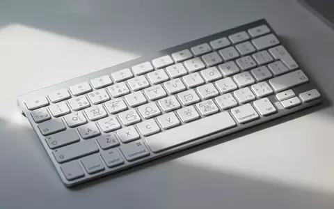 Ein weißes Apple Magic Keyboard auf einem Schreibtisch mit Tasten, die statt Textbeschriftung abstrakte Symbole zeigen. - Foto: über boerse-global.de