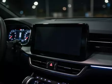 Ein dunkler, inaktiver Infotainment-Bildschirm im Armaturenbrett eines modernen Autos bei Nacht. - Foto: über boerse-global.de