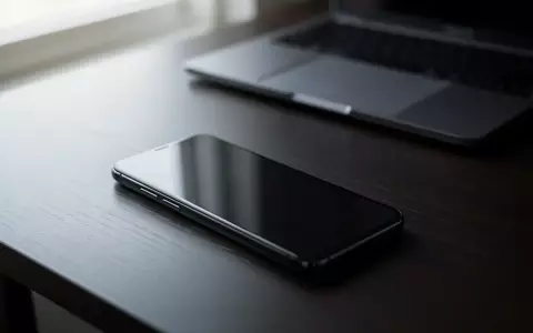 Ein dunkles Smartphone liegt auf einem Schreibtisch als Symbol für mobile Sicherheitsrisiken und Cyberkriminalität. - Foto: über boerse-global.de