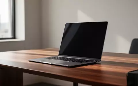 Ein schlanker, moderner Laptop auf einem minimalistischen Schreibtisch in einem hellen, professionellen Büro. - Foto: über boerse-global.de
