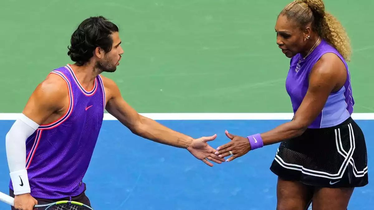 Carlos Alcaraz (l) gibt bei den US Open sein Comeback nach viermonatiger Verletzungspause. - Bild: Yuki Iwamura/AP/dpa