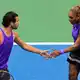 Carlos Alcaraz (l) gibt bei den US Open sein Comeback nach viermonatiger Verletzungspause. - Bild: Yuki Iwamura/AP/dpa
