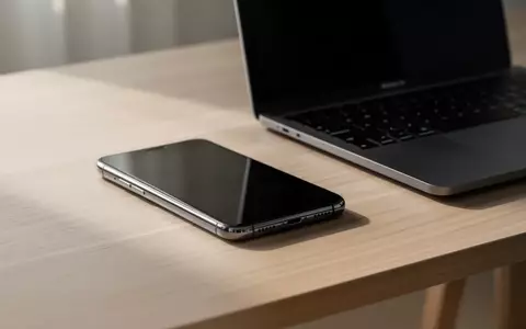 Ein modernes Smartphone und ein Laptop mit dunklen Bildschirmen auf einem minimalistischen Schreibtisch. - Foto: über boerse-global.de