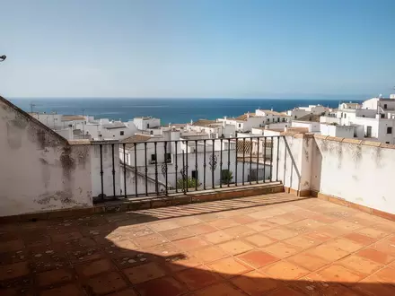Ein leerer mediterraner Balkon mit Blick auf eine Küstenstadt in Spanien bei sonnigem Wetter. - Foto: über boerse-global.de