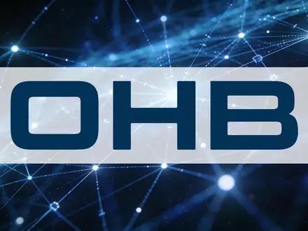 Abstraktes, hochtechnologisches Netzwerk aus leuchtenden Satellitenbahnen im tiefen Weltraum. - Foto: über boerse-global.de