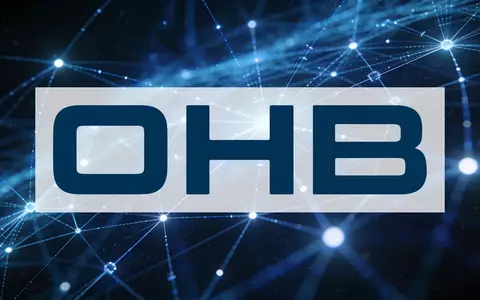 Abstraktes, hochtechnologisches Netzwerk aus leuchtenden Satellitenbahnen im tiefen Weltraum. - Foto: über boerse-global.de