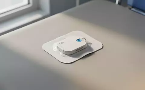 Ein moderner medizinischer Sensor zur Glukose- und Ketonmessung auf einer sterilen, klinischen Oberfläche. - Foto: über boerse-global.de