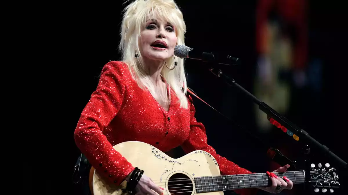 Parton gehörte zur Generation der Stars, die bis ins Alter unermüdlich auf der Bühne standen. - Bild: Carlos Osorio/AP/dpa