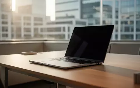 Ein minimalistischer Büroarbeitsplatz mit einem Laptop auf einem Holztisch bei natürlichem Tageslicht. - Foto: über boerse-global.de