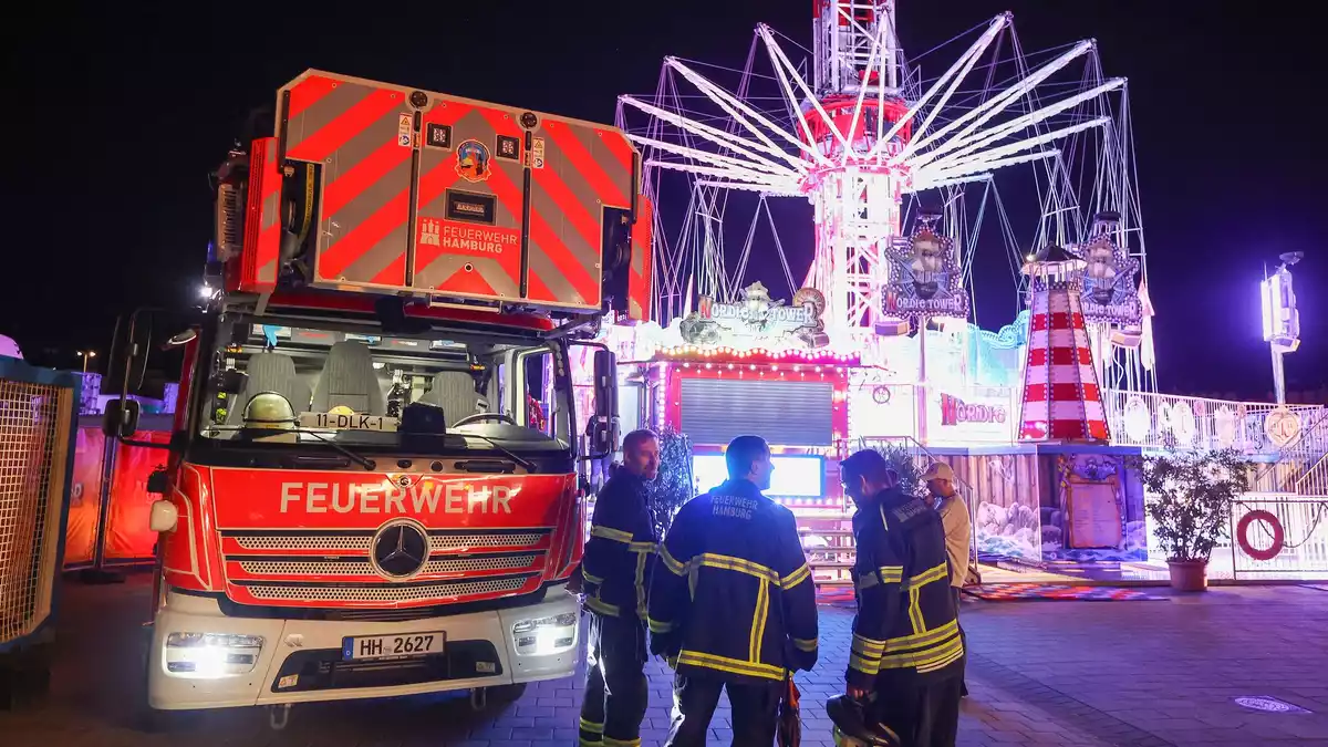 Das Kettenkarussell konnte ohne Eingreifen der Einsatzkräfte wieder auf den Boden zurückkehren. - Bild: Bodo Marks/dpa