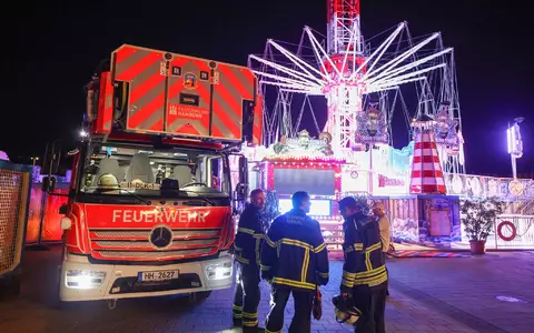 Das Kettenkarussell konnte ohne Eingreifen der Einsatzkräfte wieder auf den Boden zurückkehren. - Foto: Bodo Marks/dpa