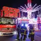 Das Kettenkarussell konnte ohne Eingreifen der Einsatzkräfte wieder auf den Boden zurückkehren. - Bild: Bodo Marks/dpa