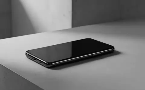 Ein modernes Smartphone liegt auf einer neutralen Oberfläche, der Bildschirm ist dunkel und reflektiert das Licht. - Foto: über boerse-global.de