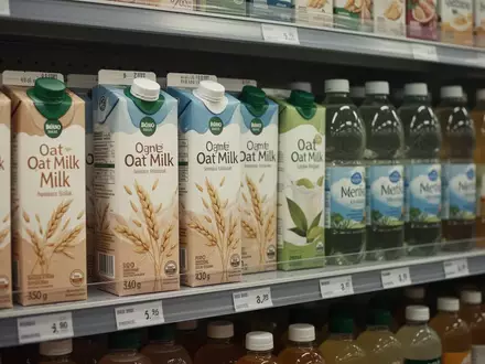 Regal mit verschiedenen Getränkekartons und Flaschen in einem Supermarkt. - Foto: über boerse-global.de