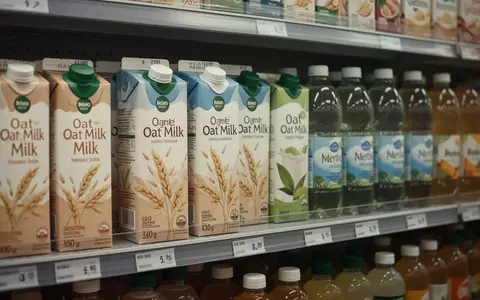 Regal mit verschiedenen Getränkekartons und Flaschen in einem Supermarkt. - Foto: über boerse-global.de