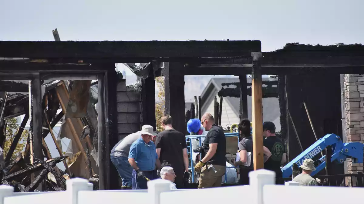 Die Bergung der Opfer aus dem abgebrannten Haus gestaltete sich schwierig. - Bild: Matthew Brown/AP/dpa