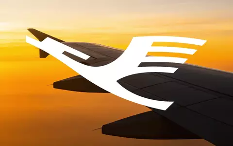 Ein Flugzeugflügel vor einem goldenen Sonnenuntergangshimmel, der die Luftfahrtbranche symbolisiert. - Foto: über boerse-global.de