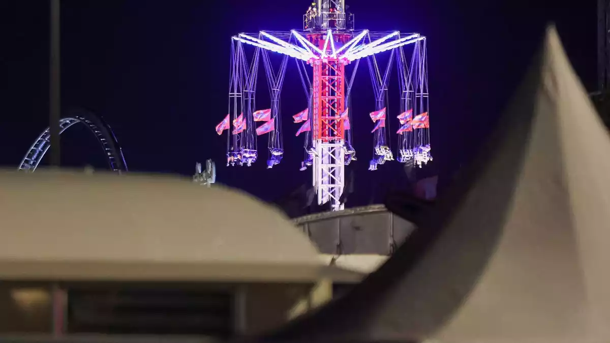 Mehrere Stunden saßen die Fahrgäste eines Kettenkarussells in großer Höhe fest. - Bild: Bodo Marks/dpa