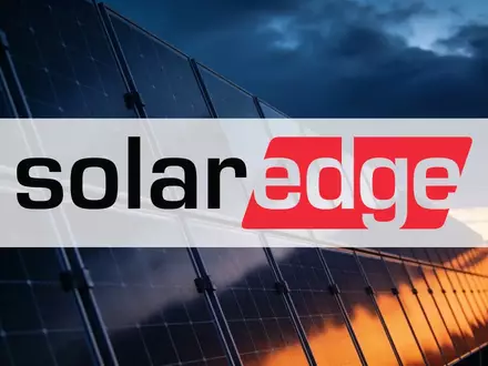 Moderne Solarpaneele in einer Solaranlage bei Dämmerung, die eine angespannte Marktstimmung symbolisieren. - Foto: über boerse-global.de