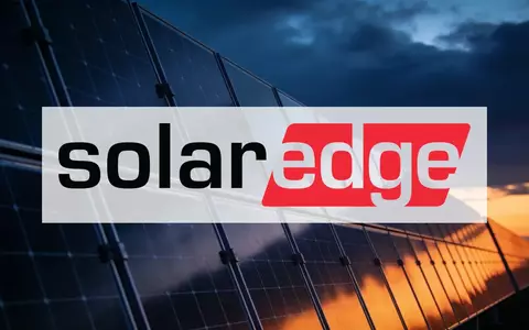 Moderne Solarpaneele in einer Solaranlage bei Dämmerung, die eine angespannte Marktstimmung symbolisieren. - Foto: über boerse-global.de