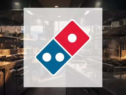 Moderne, professionelle Gastronomieküche in stimmungsvollem Licht als Symbol für die Systemgastronomie. - Foto: über boerse-global.de