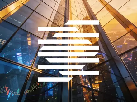 Moderne Glasfassade eines Hochhauses bei goldenem Licht als Symbol für Versicherungen, Wachstum und Marktentwicklung. - Foto: über boerse-global.de