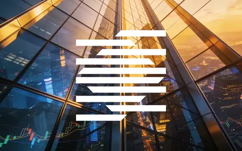 Moderne Glasfassade eines Hochhauses bei goldenem Licht als Symbol für Versicherungen, Wachstum und Marktentwicklung. - Foto: über boerse-global.de