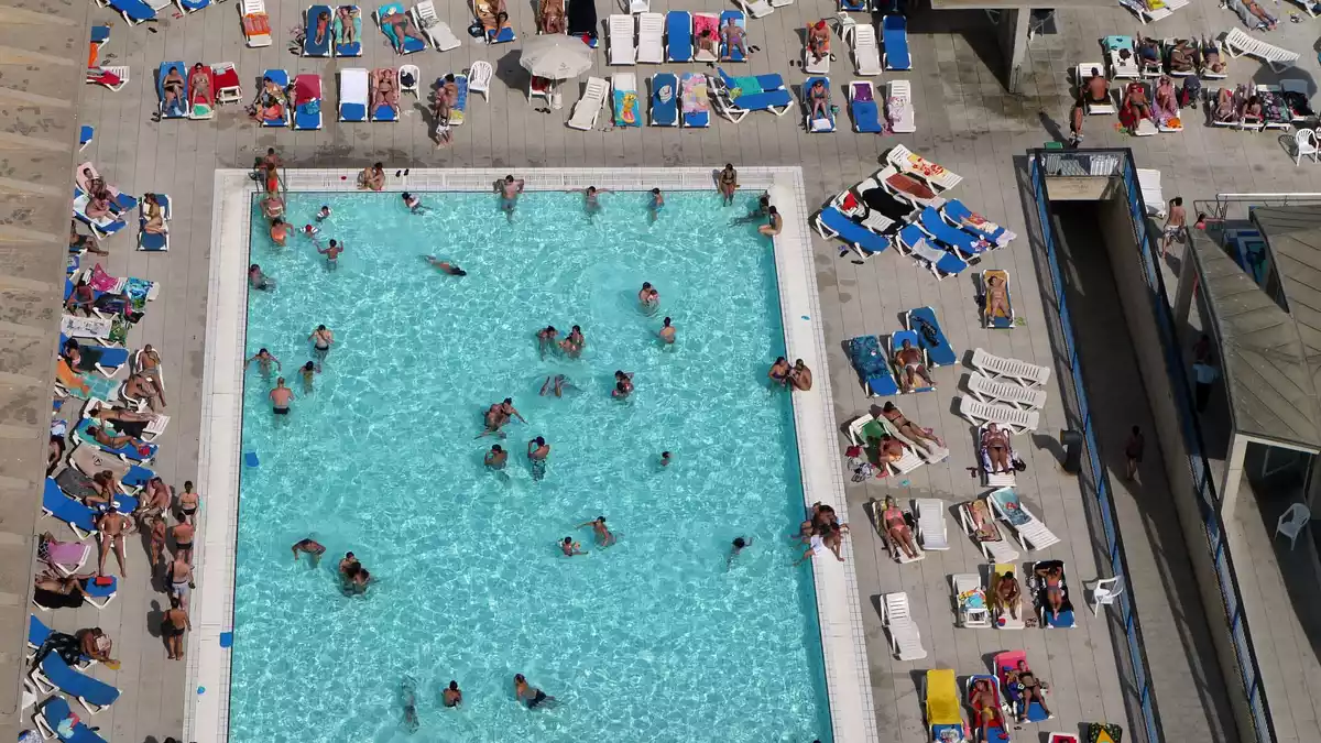 Immer wieder müssen in Spanien Freibäder hastig geräumt werden, weil vor allem Kinder und Jugendliche absichtlich ihre Fäkalien ins Wasser ablassen. (Archiv-Bild) - Bild: picture alliance / dpa