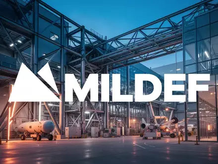Moderne Industriefassade eines Hochtechnologieunternehmens bei Dämmerung, symbolisiert Wachstum und Innovation. - Foto: über boerse-global.de