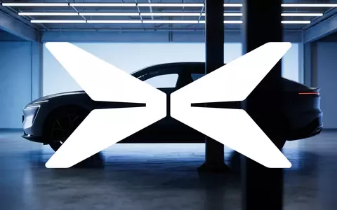 Schattenhafte Silhouette eines modernen Elektroautos in einem minimalistischen, industriellen Designstudio. - Foto: über boerse-global.de