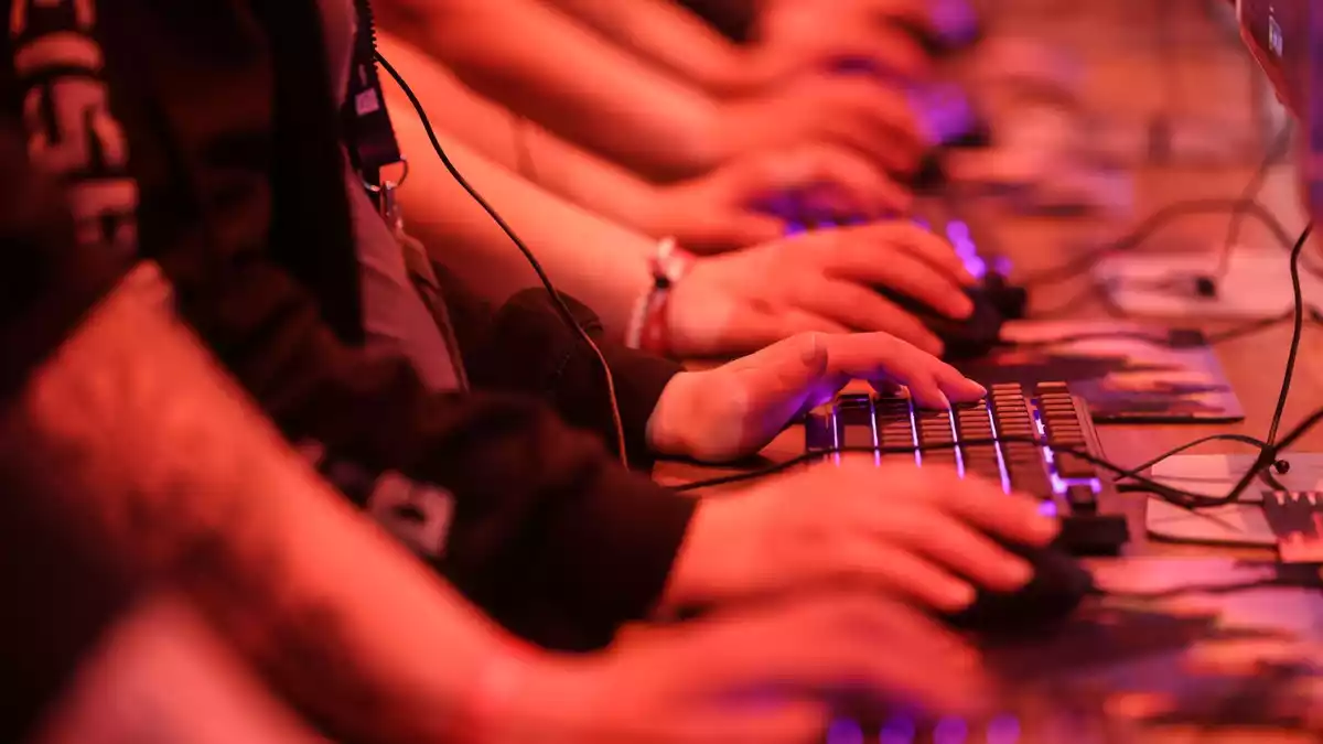 Computerspieler testen «World of Warcraft» bei der Gamescom 2025. (Archivbild) - Bild: Oliver Berg/dpa