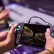 Ein Gamer hält bei der Gamescom 2025 ein Handheld-Device - eine Art tragbaren Mini-Gamingcomputer - in den Händen. (Archivbild) - Bild: Oliver Berg/dpa