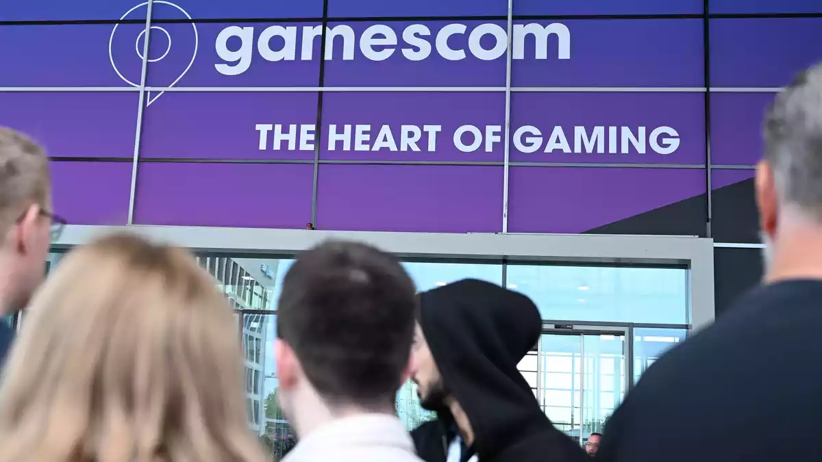 Sie können es kaum Abwarten: Besucherinnen und Besucher warten bei der Gamescom 2025 darauf, dass die Türen aufgehen und sie in die Messehallen strömen können. (Archivbild) - Bild: Wolf von Dewitz/dpa