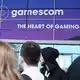 Sie können es kaum Abwarten: Besucherinnen und Besucher warten bei der Gamescom 2025 darauf, dass die Türen aufgehen und sie in die Messehallen strömen können. (Archivbild) - Bild: Wolf von Dewitz/dpa