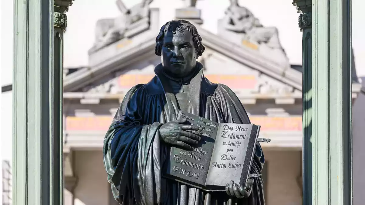 Sachsen-Anhalt ist an zahlreichen Orten mit dem Leben und Wirken Martin Luthers verbunden - an der Wittenberger Schlosskirche hat der Reformator der Überlieferung nach seine 95 Thesen angeschlagen. (Archivbild) - Bild: Hendrik Schmidt/dpa