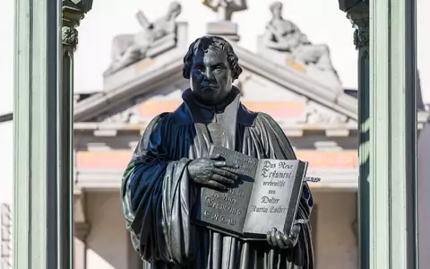 Sachsen-Anhalt ist an zahlreichen Orten mit dem Leben und Wirken Martin Luthers verbunden - an der Wittenberger Schlosskirche hat der Reformator der Überlieferung nach seine 95 Thesen angeschlagen. (Archivbild) - Foto: Hendrik Schmidt/dpa