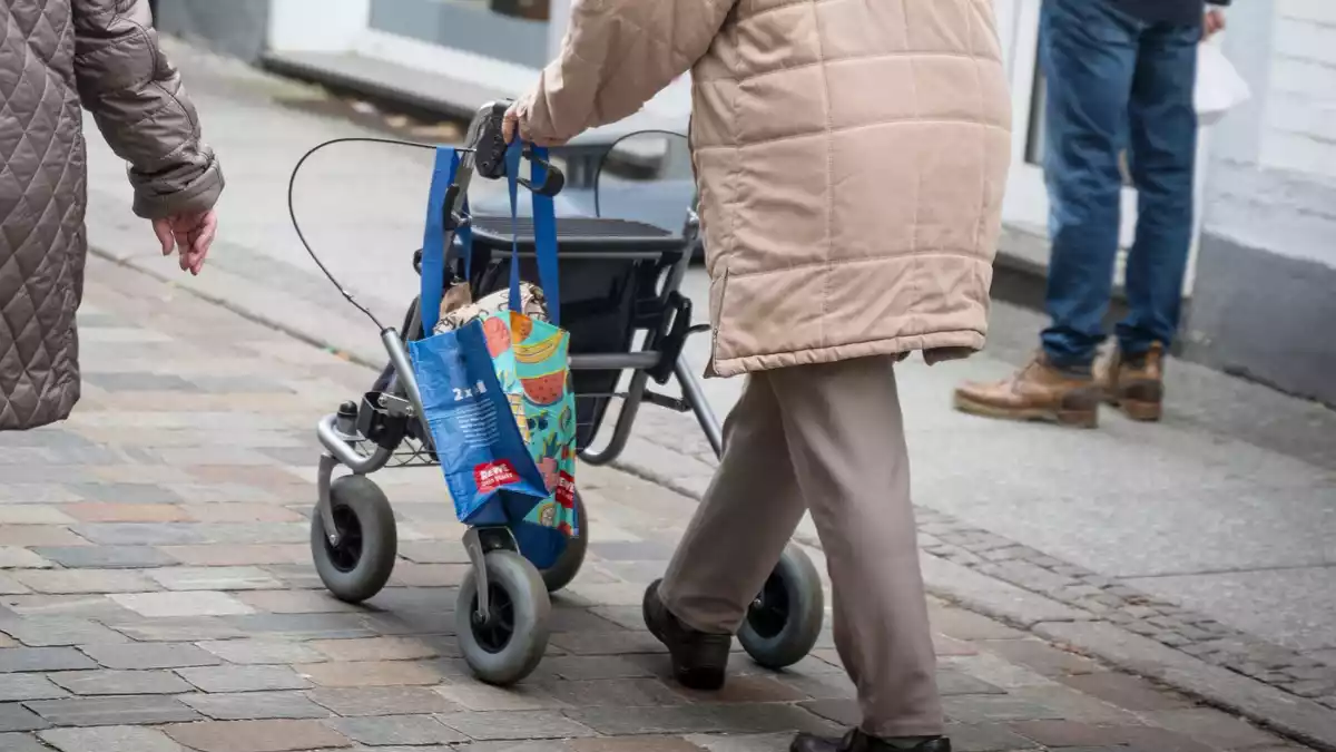 Sachsen-Anhalt gehört zu den Bundesländern mit dem höchsten Altersdurchschnitt. (Symbolbild) - Bild: Philip Dulian/dpa