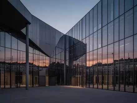 Moderne Architektur eines Verwaltungsgebäudes in der Abenddämmerung als Symbol für staatliche Sozialsysteme. - Foto: über boerse-global.de