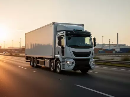 Ein autonomer Lastkraftwagen auf einer Autobahn bei Sonnenuntergang als Symbol für moderne Logistiktechnologie. - Foto: über boerse-global.de