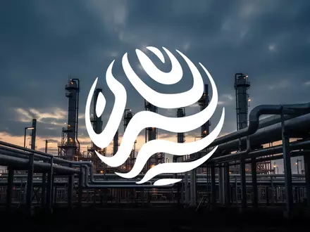 Abstrakte Darstellung einer industriellen Industrieanlage unter einem stimmungsvollen, düsteren Himmel. - Foto: über boerse-global.de