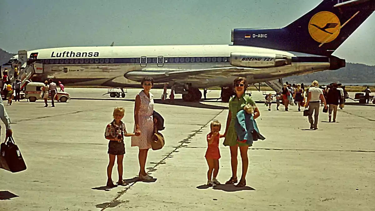 Damals war man noch wer als Deutscher: Touristen aus dem Ruhrgebiet kommen 1973 - noch zur Zeit von Diktator Franco - auf dem Flughafen von Ibiza an. (Archivbild) - Bild: Christoph  Driessen/dpa