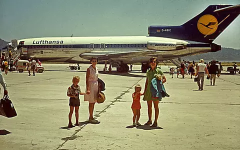 Damals war man noch wer als Deutscher: Touristen aus dem Ruhrgebiet kommen 1973 - noch zur Zeit von Diktator Franco - auf dem Flughafen von Ibiza an. (Archivbild) - Foto: Christoph  Driessen/dpa