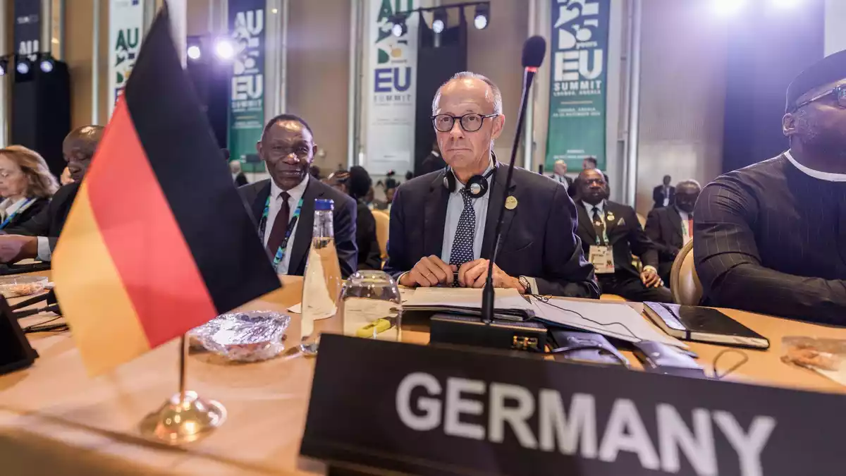 Hier vermisste er das deutsche Brot: Bundeskanzler Friedrich Merz ist oft froh, wenn er wieder heimischen Boden erreicht. (Archivbild) - Bild: Michael Kappeler/dpa